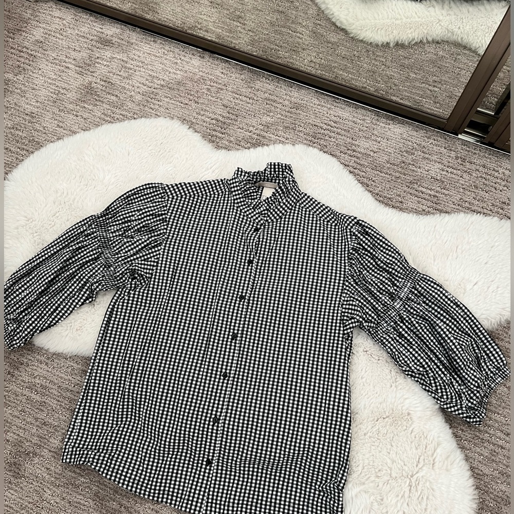 Puff sleeve top.